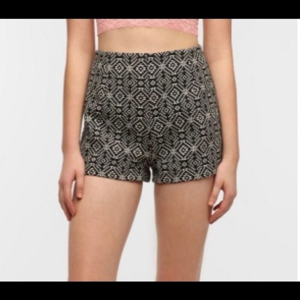 Ecote Kirsi Jacquard High-Rise Short SZ 6 Textured, jacquard, woven short